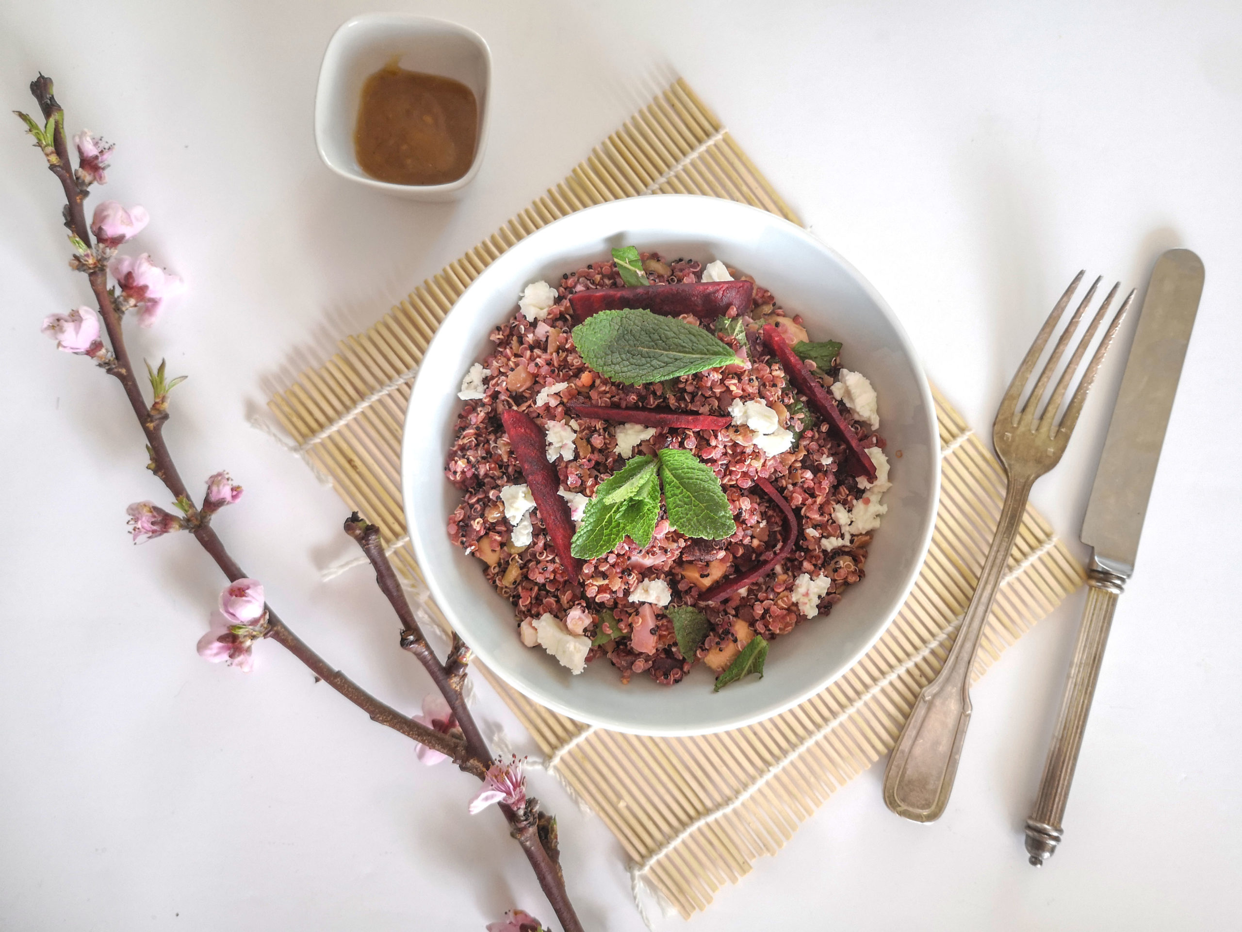 Salade de quinoa coloré par pleins d'ingrédients